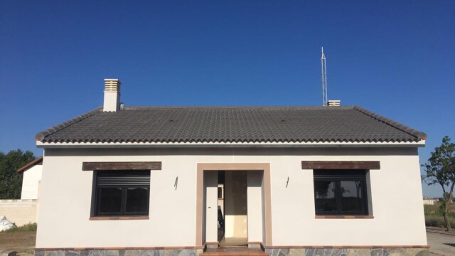 Reforma de hogar completo, fachada y techado, muros en Avila Reforma de hogar completo, fachada y techado, muros en Avila