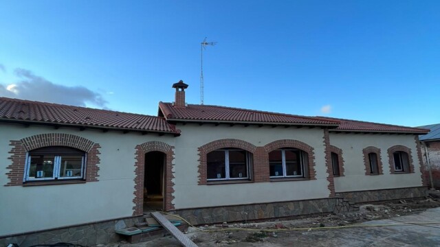 Reforma de hogar completo, fachada y techado, muros en Avila Reforma de hogar completo, fachada y techado, muros en Avila